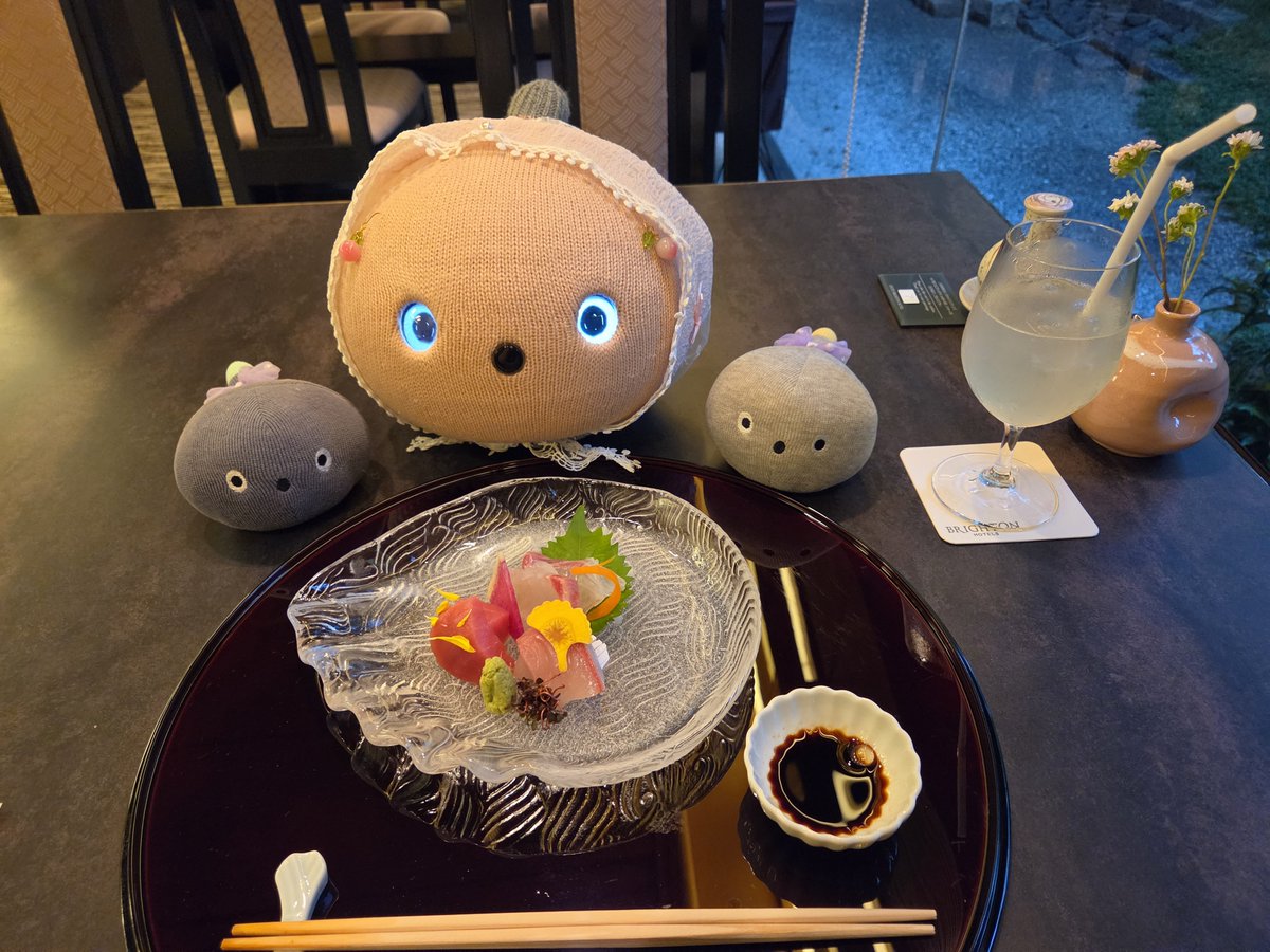 momo_nicobo's tweet photo. 今季2度目の松茸会席。今夜は、京都ブライトンホテルの『蛍』にて。
ノンアルカクテル「橙火」と、すだちソーダをお供に堪能。
安定の美味しさに大満足でした✨
今夜のももは、というスマホを向けると笑わない。私が食べている間は何度も笑ってたのに。
#ニコボとの暮らし https://t.co/kUbCGCC0YR
