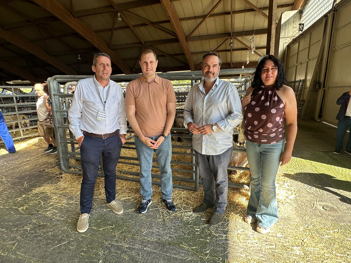 FOROAsturias's tweet photo. 📸@AdrianPumares reclama en #AgroSiero2026 al Gobierno de Barbón que escuche al campo asturiano y dialogue con ganaderos y organizaciones agrarias.

🐺 Control del lobo, especialmente en el Sueve.
🐂 Más apoyo a nuestras razas autóctonas.
🚜 Mayor flexibilidad para las ferias ganaderas.

🗣️"Solo escuchando a quienes están en el día a día del campo se podrán poner en marcha medidas concretas".

👉Junto a @hugonavap, portavoz de @FORO_Siero, y @ToyosCayado, Alcalde de @FORO_Colunga.