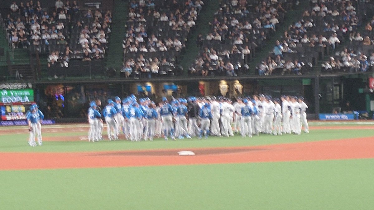 mako__Fighters's tweet photo. 現地何が起きたのか説明もなく分からずきょとん https://t.co/VilyZlwLeQ