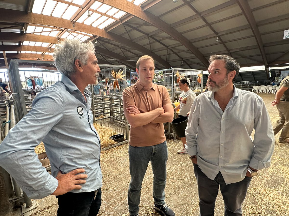 FOROAsturias's tweet photo. 📸@AdrianPumares reclama en #AgroSiero2026 al Gobierno de Barbón que escuche al campo asturiano y dialogue con ganaderos y organizaciones agrarias.

🐺 Control del lobo, especialmente en el Sueve.
🐂 Más apoyo a nuestras razas autóctonas.
🚜 Mayor flexibilidad para las ferias ganaderas.

🗣️"Solo escuchando a quienes están en el día a día del campo se podrán poner en marcha medidas concretas".

👉Junto a @hugonavap, portavoz de @FORO_Siero, y @ToyosCayado, Alcalde de @FORO_Colunga.