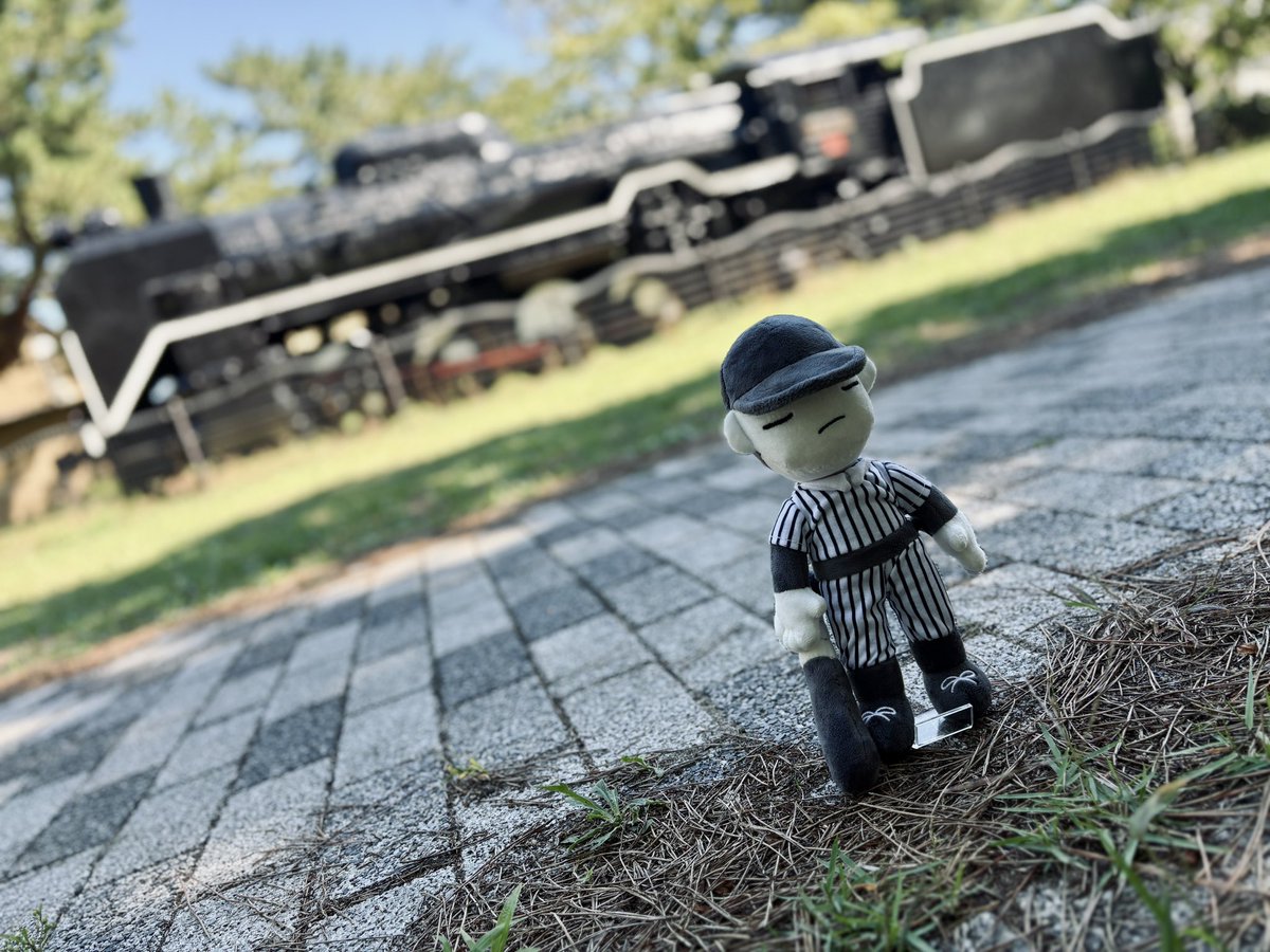 mmonmo18's tweet photo. 蒸気機関車とぬいバッターさん。

今日は良い天気でした
すこしずつ秋の風に…✨️

#ぬい撮り
#OFFgame https://t.co/SSPg79d5XG