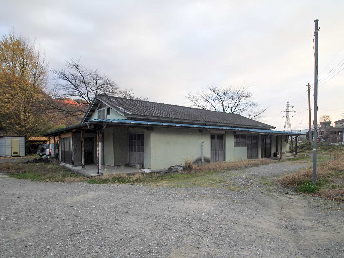 _fukakusa's tweet photo. 渕尻稚蚕共同飼育所（群馬県みなかみ町小川）

越屋根も換気塔もない建物。飼育所っぽくない外観ですがたぶん稚蚕共同飼育所です。

小学校の跡地に建てられました。 https://t.co/ac7f94A1hR
