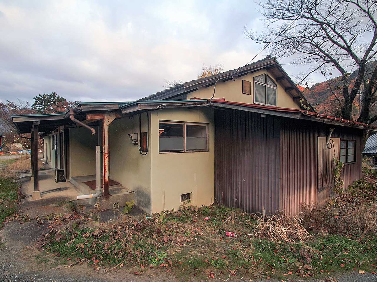 _fukakusa's tweet photo. 渕尻稚蚕共同飼育所（群馬県みなかみ町小川）

越屋根も換気塔もない建物。飼育所っぽくない外観ですがたぶん稚蚕共同飼育所です。

小学校の跡地に建てられました。 https://t.co/ac7f94A1hR