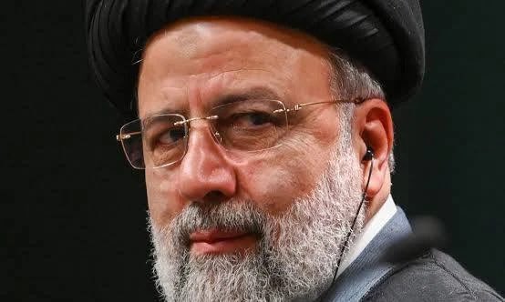 mahmoud_iranii's tweet photo. حسن روحانی و ابراهیم رییسی هر دو رییس جمهور ایران بوده اند 
چگونه است که اهانت و تهمت به حسن روحانی را عادی سازی میکنید ولی بیان خاطره از ابراهیم رییسی را تحمل نمیکنید؟
رگ گردنتان از بیان  آموزش اقتصاد به ابراهیم رییسی ، بیرون زده ولی در برابر اهانت‌ها به روحانی سکوت کرده‌اید؟ https://t.co/E4ODCtwTCK