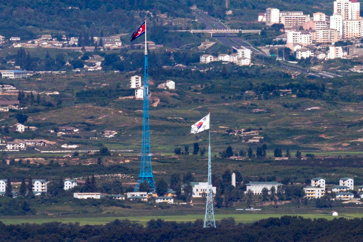 Pillandia's tweet photo. DPRK (='North Korea' 🇰🇵) as seen from ROK (='South Korea' 🇰🇷).
📷: August 9, 2021.
#Border #Riigipiir #Confine #国境 #边界 #Granica #Grenze #Fronteira #Frontière #Σύνορα #Кордон #Граница #Mpaka https://t.co/XJObbsInMD
