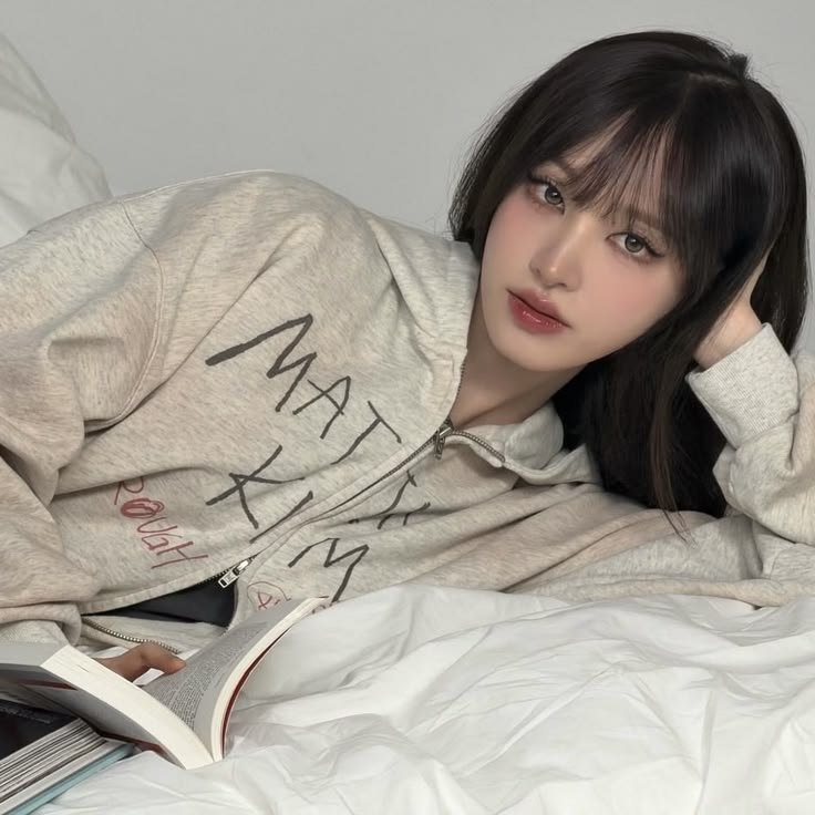 24hliz's tweet photo. #24hliz when she lays down, looks up and suddenly my feet go numb and gravity is too much for me to sustain (im falling for her again https://t.co/U0z6PoMtL3