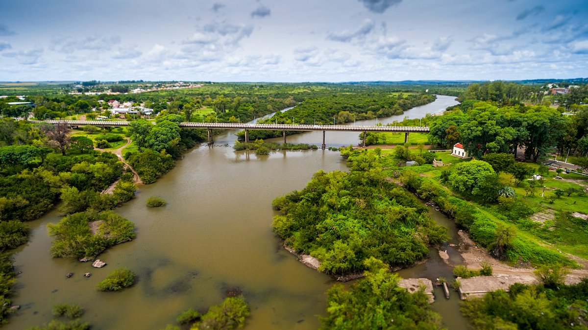 Pillandia's tweet photo. Ponte internazionale tra Brasile 🇧🇷 (verso sinistra) ed Uruguay 🇺🇾 (verso destra). 
📷: 2016. 
🌐: 30°23'32.7"S 56°27'21.2"W. 

#Brazil #Uruguay #Border #Quaraí #Artigas https://t.co/4mUdQK53Rf