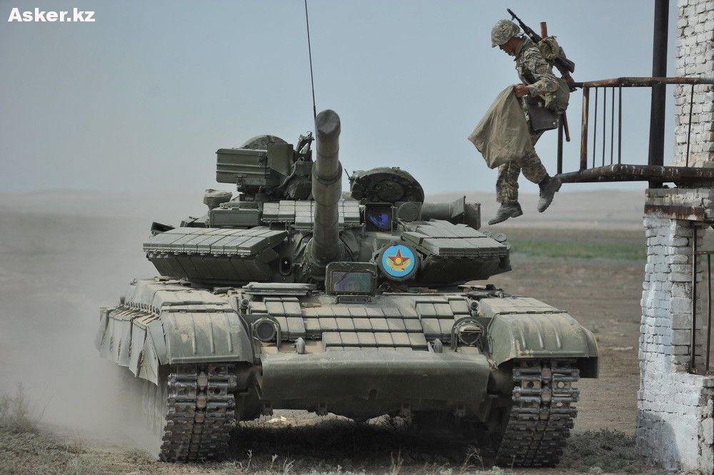 TheGreyPatriot_'s tweet photo. 🇰🇿 Archival photos of Kazakh army anti-tank drills with T-64BV in 2013.
Point of the drill was to cover tank periscopes with cloth.
#Kazakh #Kazakhstan #Today #History #Tank #T64BV #Training #Tactical #AK74 #Military #Army #Asia https://t.co/u4NJmvCZtn