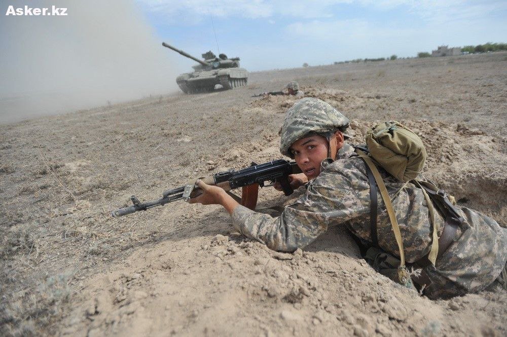 TheGreyPatriot_'s tweet photo. 🇰🇿 Archival photos of Kazakh army anti-tank drills with T-64BV in 2013.
Point of the drill was to cover tank periscopes with cloth.
#Kazakh #Kazakhstan #Today #History #Tank #T64BV #Training #Tactical #AK74 #Military #Army #Asia https://t.co/u4NJmvCZtn