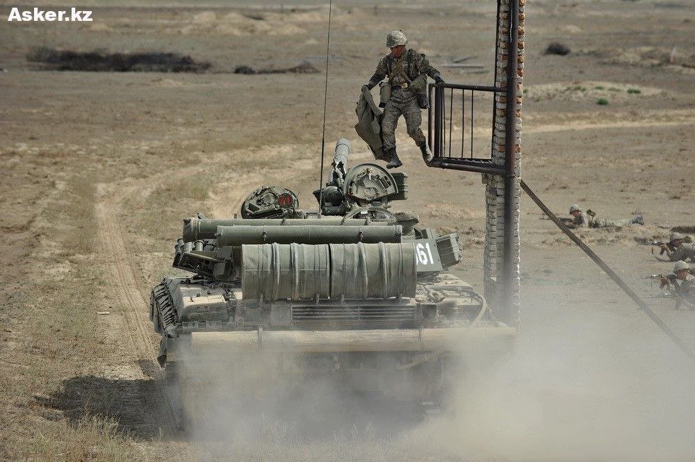 TheGreyPatriot_'s tweet photo. 🇰🇿 Archival photos of Kazakh army anti-tank drills with T-64BV in 2013.
Point of the drill was to cover tank periscopes with cloth.
#Kazakh #Kazakhstan #Today #History #Tank #T64BV #Training #Tactical #AK74 #Military #Army #Asia https://t.co/u4NJmvCZtn