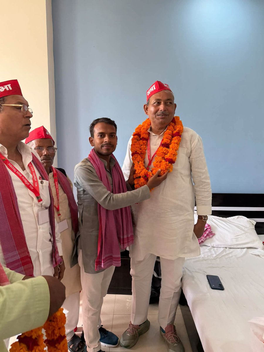 spyadavrohit's tweet photo. Chitrakoot 
समाजवादी मजदूर सभा के प्रदेश अध्यक्ष आदरणीय धनी लाल श्रमिक जी का जनपद चित्रकूट में दो दिवसीय प्रशिक्षण शिविर के आगमन पर स्वागत किया व कलेक्ट्रेट परिसर में ज्ञापन सौपा गया। @vineetkk1488 @yadavakhilesh @samajwadiparty https://t.co/xAWh5q3eic