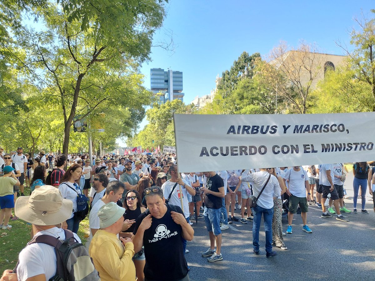 M_ACamacho's tweet photo. Manifestación por una negociación digna, donde un ministerio ayude a negociar legalmente, y no ejecute ilegalidades, la empresa por ley tiene que negociar con comité de huelga y no lo ha hecho nunca @jordihereub 
#airbushuelga https://t.co/IMvAqpMrCI