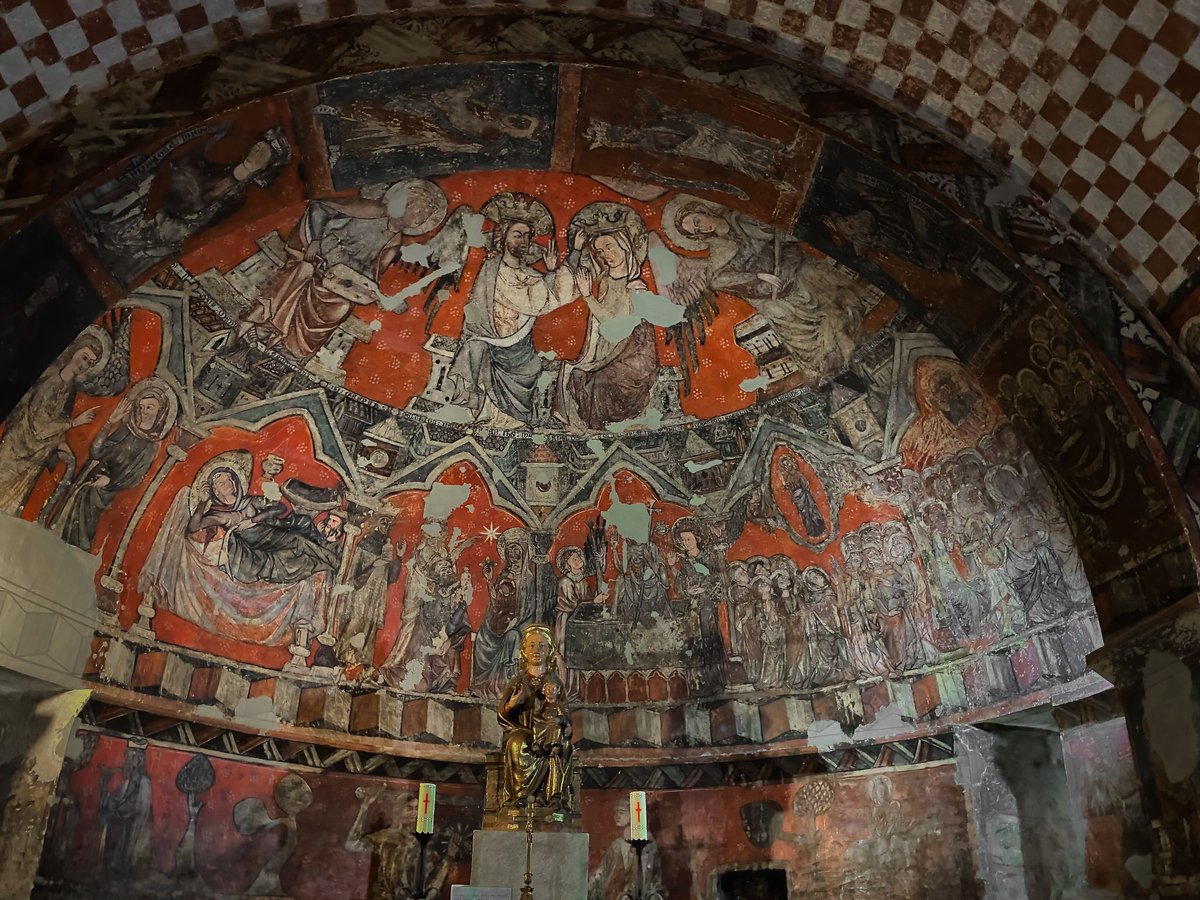 RomanicoEspana's tweet photo. El ábside central de la cripta románica de la iglesia de San Esteban de Sos del Rey Católico (Zaragoza), con vistosas pinturas murales del gótico lineal presididas por el tema de la Coronación de la Virgen https://t.co/IHLEBZPkL0
