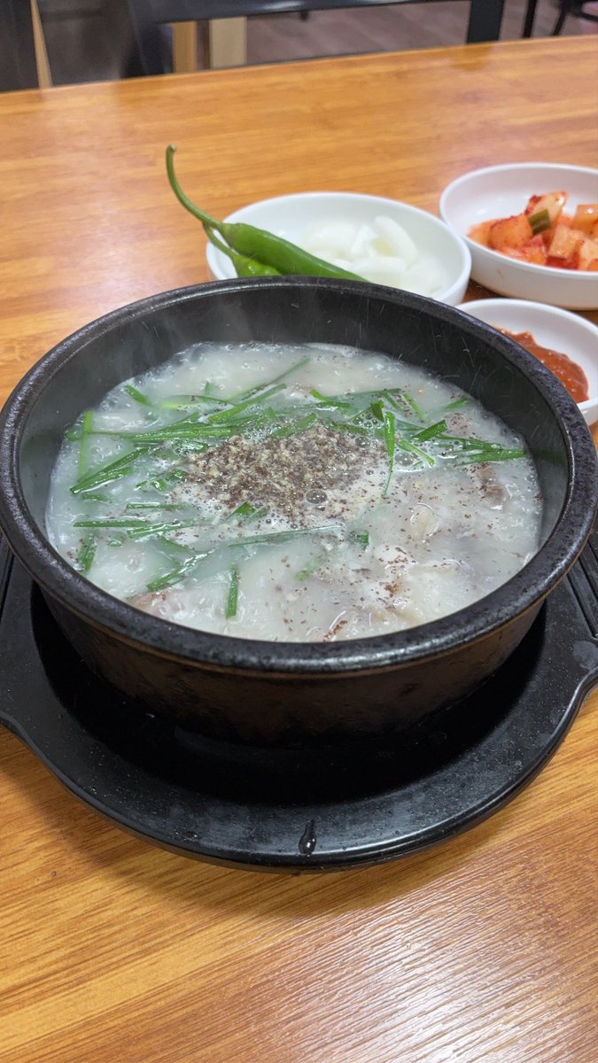 mobile_adviser's tweet photo. 韓国で1人でスンデクッパ食べてたら店長が向かいの席に勝手に座って来てお前はベトナム人？て言われた。馴れ馴れしいぞ。 https://t.co/Csv9hmuPME