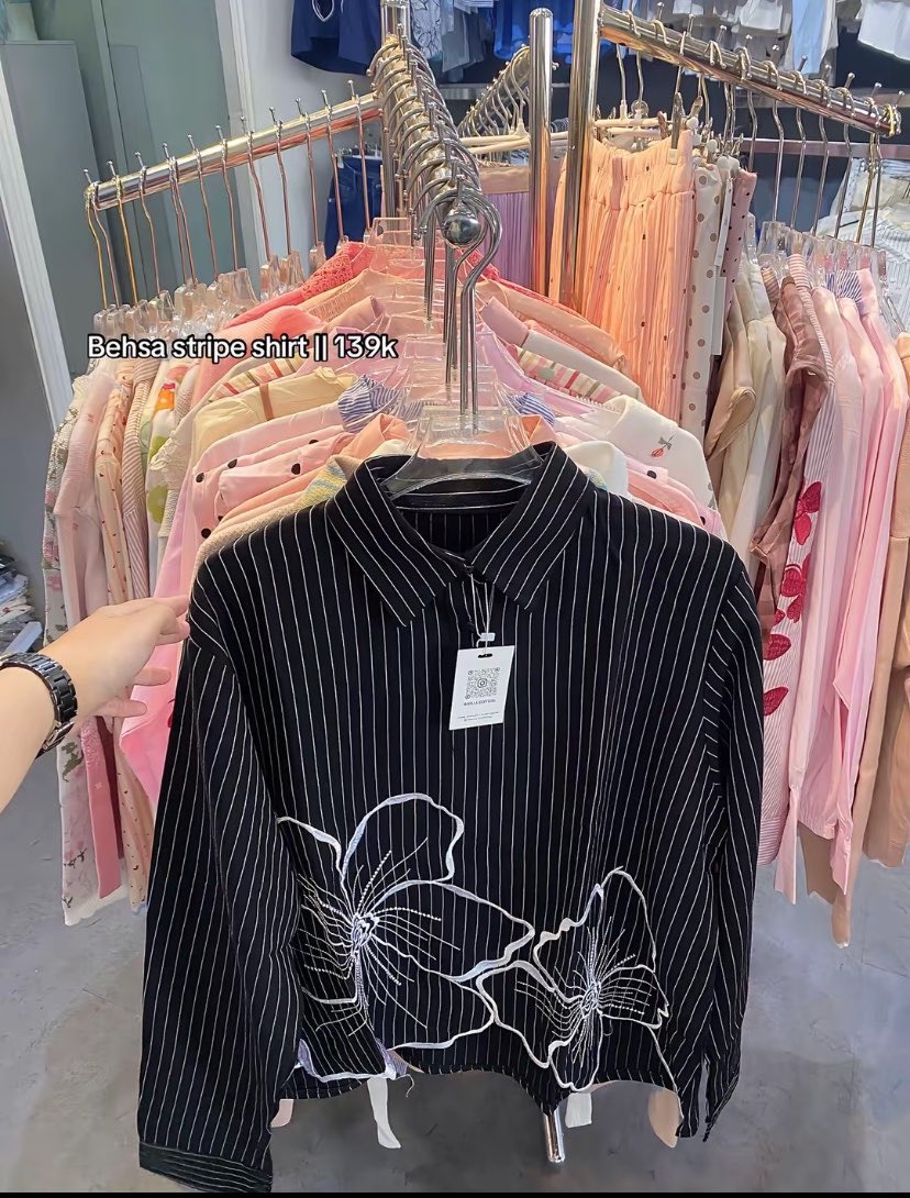 jungjless's tweet photo. KALO ADA YANG NANYA “TOKO BAJU MURAH TAPI BAGUS DIMANA?”
aku langsung jawab: SINI😭✋🏻
koleksinya lengkap dan harganya aman dikantong🫶🏻🤏🏻 https://t.co/3cNNuvPOiR