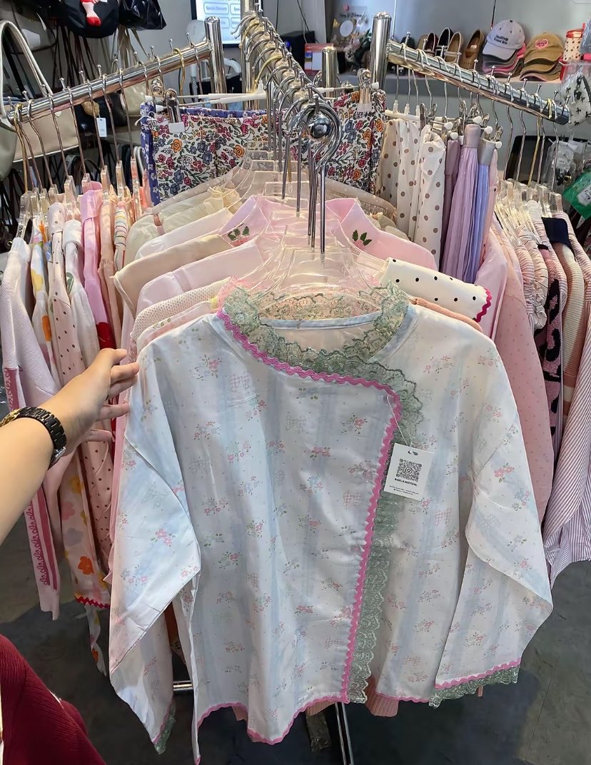 jungjless's tweet photo. KALO ADA YANG NANYA “TOKO BAJU MURAH TAPI BAGUS DIMANA?”
aku langsung jawab: SINI😭✋🏻
koleksinya lengkap dan harganya aman dikantong🫶🏻🤏🏻 https://t.co/3cNNuvPOiR