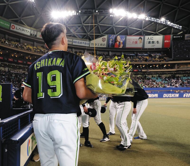 gnomotoke's tweet photo. 石川雅規、「相手チームがいるからこそ…プロとしてやってこられた」登録外でもチーム同行、バンテリンで別れのあいさつ「温かい握手」に感謝（中日スポーツ）-Yahoo!ニュース https://t.co/vzVREHJAU0

石川雅規投手が12日、バンテリンドームナゴヤを訪れファンと中日関係者にあいさつした。 https://t.co/XAnJf0R4tK