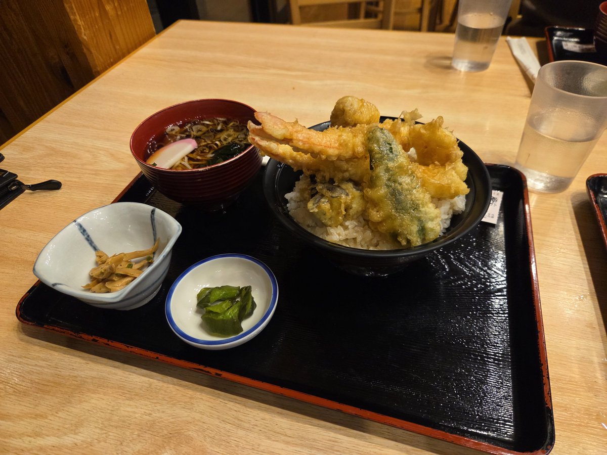 erikousami's tweet photo. 温泉でご飯♨️
桶ポテトと天丼 https://t.co/bJWZ1Qs5b0