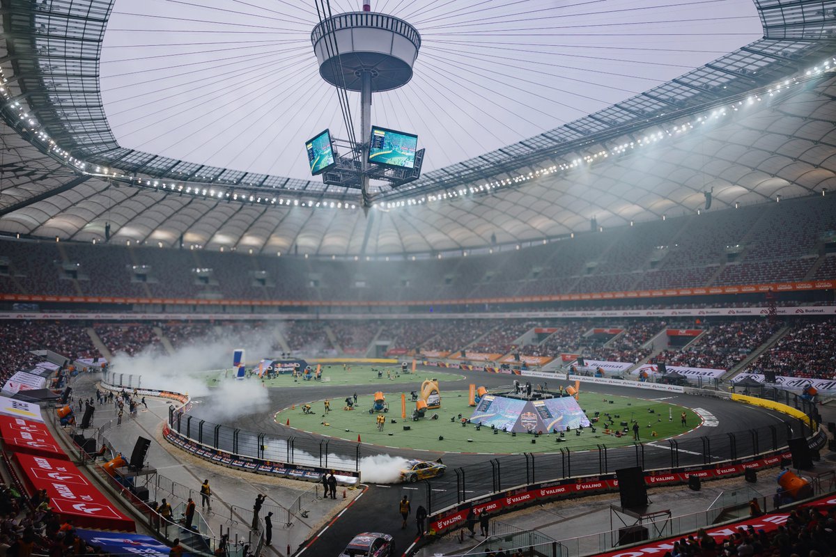 PGENarodowy's tweet photo. Już za moment wielki finał Red Bull Drift Masters Grand Finale 2026, Poland na PGE Narodowym.🔥🏁 Zapraszamy do środka, bramy zostały otwarte! 🚦
Bitwy TOP 32 już o 15:00. 🏎️🙌
Organizatorem wydarzenia jest @DriftMastersGP
#PGENarodowy #driftcars #driftmasters #bramy #rbdmgf https://t.co/toyqX0Uvmg
