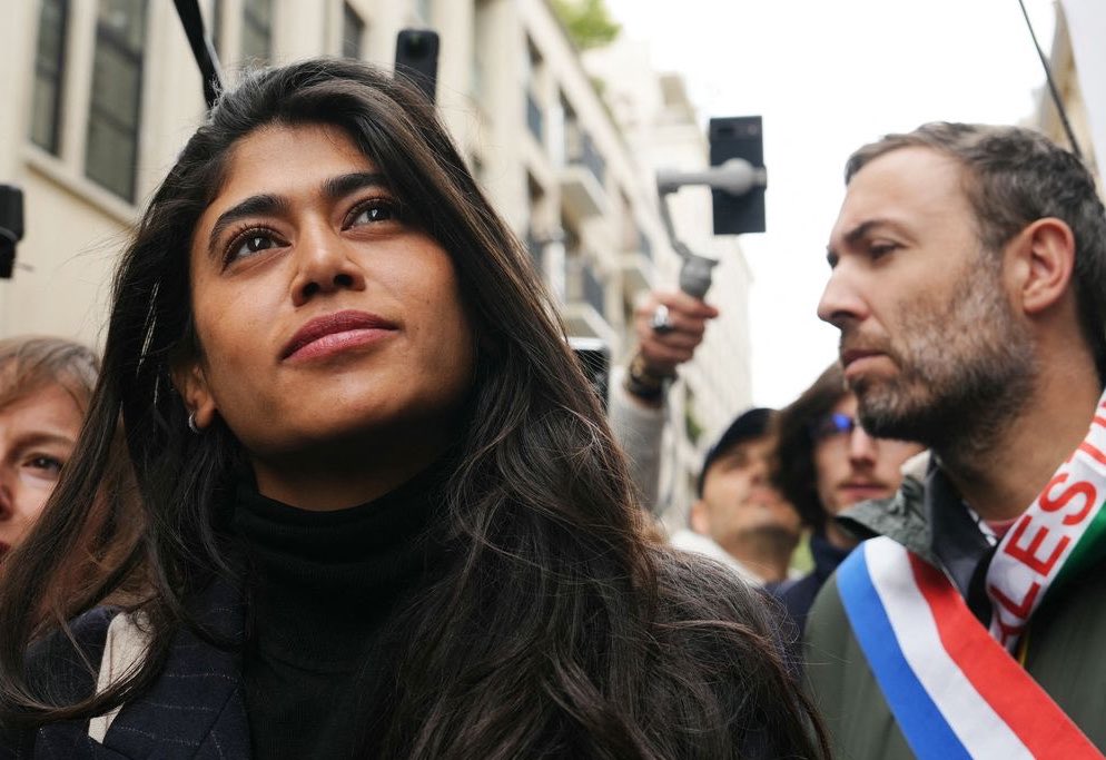 BastionMediaFR's tweet photo. 🔴🇫🇷 𝗙𝗟𝗔𝗦𝗛 𝗜𝗡𝗙𝗢 — L’homme que Rima Hassan et Thomas Portes présentaient simplement comme « Ali » et auquel ils ont rendu visite en prison serait en réalité un TERRORISTE, selon les éléments révélés par le JDD.

Les deux élus LFI le présentaient comme un réfugié palestinien emprisonné « sur la seule base d’informations envoyées par Israël », passant sous silence son identité complète et les lourdes accusations de terrorisme qui le visent.

Ali Alaraj est mis en examen pour association de malfaiteurs terroriste, financement d’une entreprise terroriste et complicité de tentatives d’assassinat en relation avec une entreprise terroriste.

Une note de la DGSI le décrit également comme un ancien chef de section des Faucons du Fatah, une ramification des Brigades des martyrs d’Al-Aqsa, organisation inscrite sur la liste antiterroriste de l’UE.

(Source : Le JDD - @LaraTch)