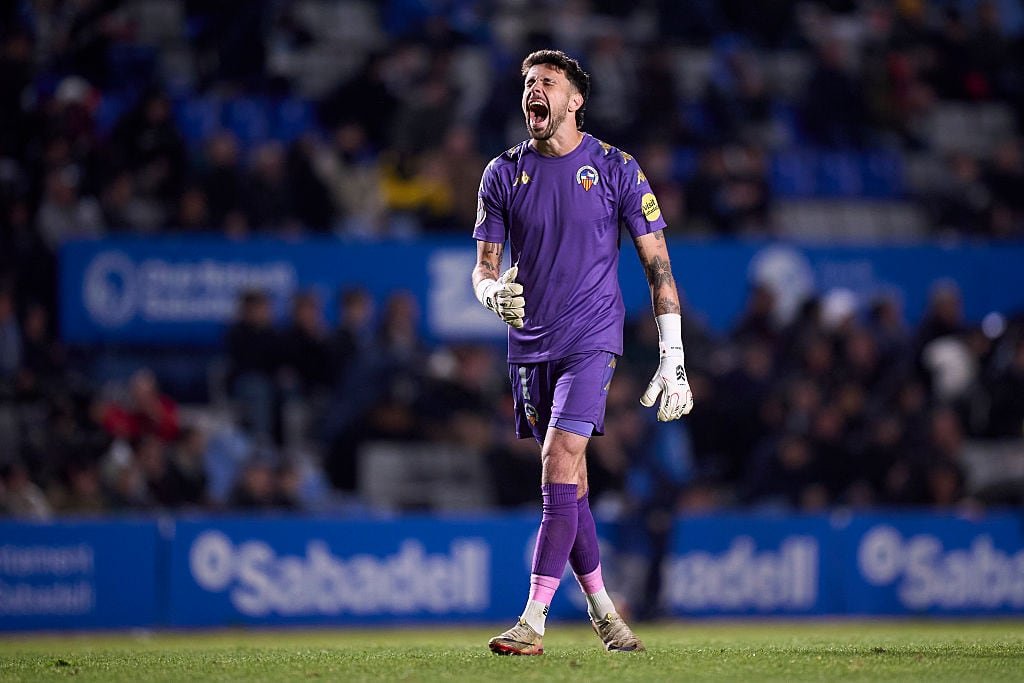 IzPremierSports's tweet photo. ¡ES EL MEJOR PORTERO DE 2A DIVISIÓN!
Diego Fuoli, el portero titular del CE Sabadell es uno de los mejores porteros de la 2a división española, y para mí es el mejor sin dudas. Tiene una gran seguridad con el balón en los pies, tiene una gran estirada y unos reflejos brutales. https://t.co/CyEsrHrbIl