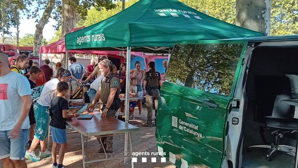 agentsruralscat's tweet photo. 🌱 Ahir vam participar en la jornada solidària Liada per les Gavarres, a la Bisbal d’Empordà, amb els cossos de seguretat i emergències que van intervenir a l’#IFBisbaldEmporda.
🟢 Els #AgentsRurals vam apropar la nostra tasca i els vehicles del Cos a la ciutadania.
#eduCAR https://t.co/nY4Fmf1tGX
