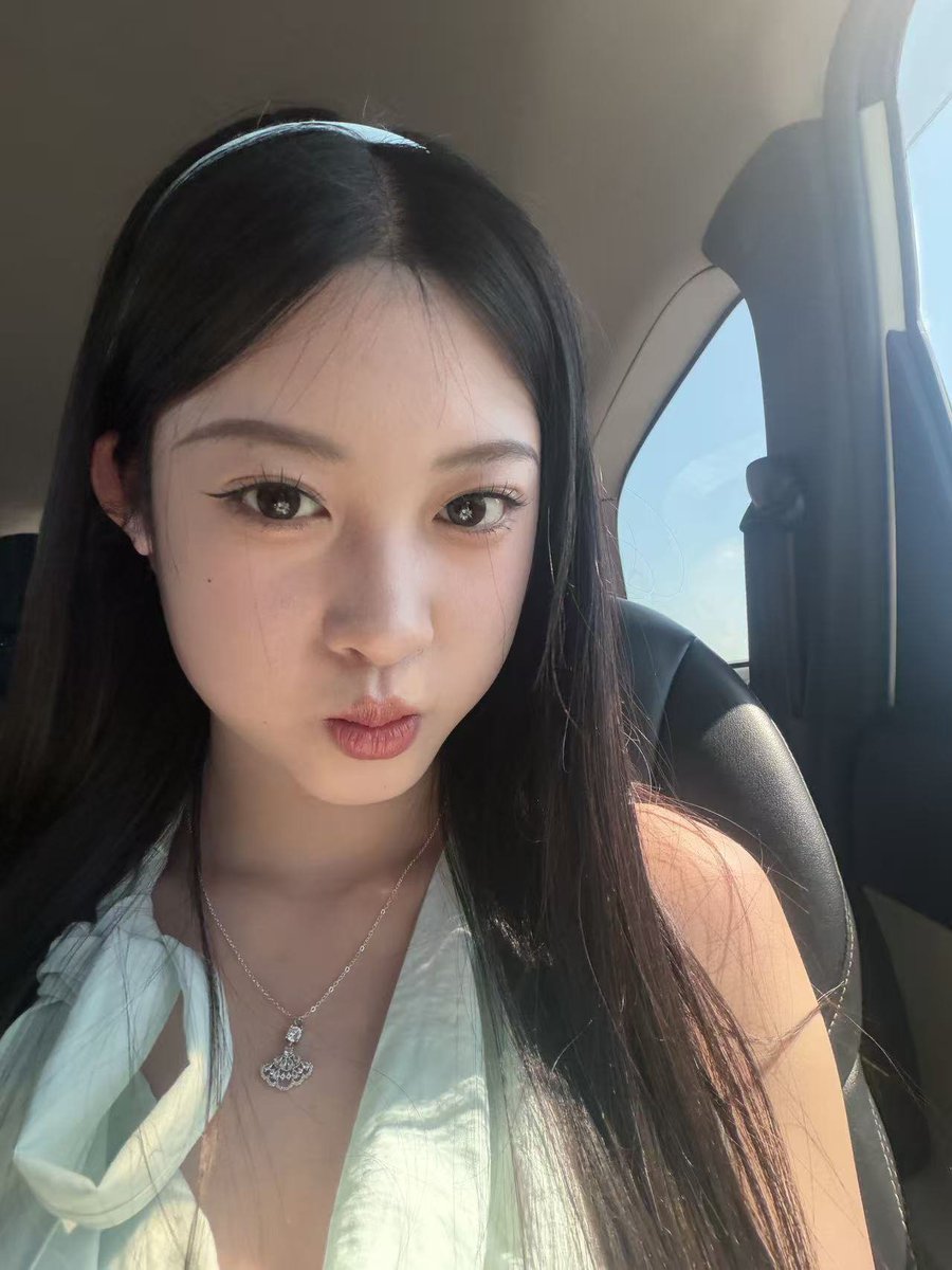 wangjunche2's tweet photo. 吉林交通职业技术学院仇美婷，浓颜系苗条美女，线上是被调教的骚货，先是同意线下，但拿到金钱之后变脸拒绝和金主线下欢愉。19岁就开始在网上撩骚，不断试探底线，最终被曝光。
空乘专业身材非常好，开视频自慰两个大白兔一晃一晃的，骚逼也被抠出了白浆。 https://t.co/Ew3mQxEucl