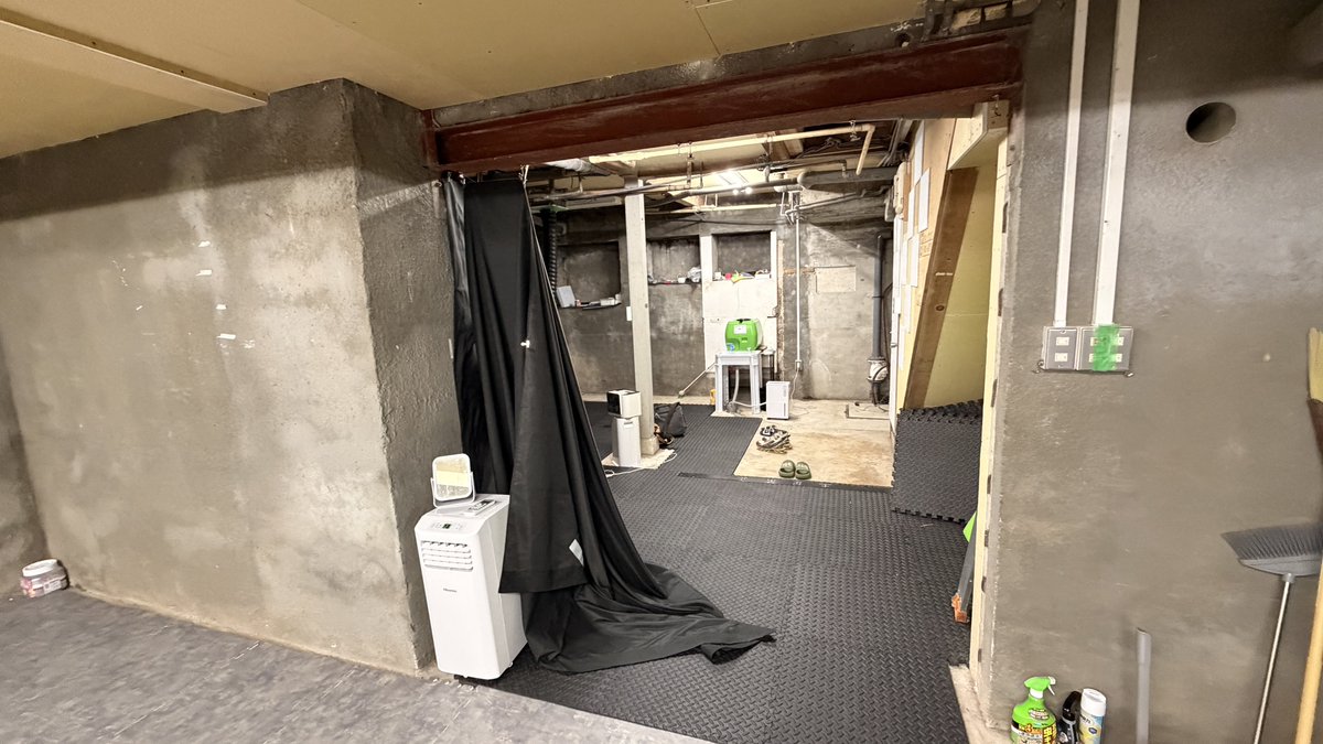 seiya5221's tweet photo. 悪質なスタジオ利用者が...
おそらくインスタベースの予約者💦
問い合せているけど現状返信なし...

◾︎現状復帰されていない...
(カーテン外したまま)

◾︎黒のジョイントマットの下と棚上が水浸し
(天井が一切濡れていないので雨漏りではない)

◾︎壁にテープを貼り付けたまま

◾︎ジョイントマット拭く用のクイックルワイパーなどは手洗い場に乱雑に移動されていた

初めての出来事で、怒りを超えて呆れてます…
みんな綺麗に使ってくれているのに、こういう人がいると
これから貸し出す側は不安がついてきますね...

https://t.co/Mkqhs77t3I

 #新世紀海賊スタジオ