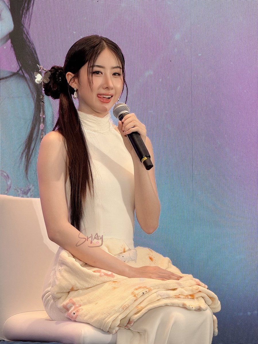 GLPride_Oficial's tweet photo. Existem caminhos que nos ensinam que **recomeçar também é uma forma de amar.**

Hoje, ver Yoko retornando à China desperta em nós um sentimento especial. Porque sabemos que nenhuma trajetória é feita apenas de dias fáceis. Existem mudanças, escolhas, quedas, aprendizados e, acima de tudo, a coragem de continuar.

Yoko continuou.

Construiu novos passos, encontrou sua própria direção e nos mostrou que seguir em frente não significa esquecer o caminho — significa crescer com ele.

E talvez por isso este momento também represente algo para o GLPride.

**Nós também estamos vivendo um novo capítulo.**
Mais maduros, com novos olhares, mas com a mesma vontade de celebrar pessoas, histórias e recomeços.

Hoje queremos simplesmente estar aqui.

Para aplaudir sua coragem.
Para reconhecer sua caminhada.
E para dizer:

**Bem-vinda a este novo capítulo, Yoko. ✨
Que a China seja apenas mais uma parada de tudo aquilo que ainda espera por você.**

Com carinho,
GLPride 🌈❤️

APASRA FIRST REUNION
#YokoInNantong