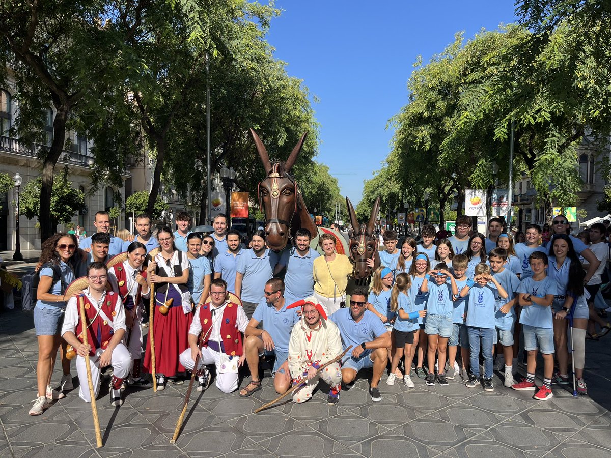 MulassaTgn's tweet photo. Les mans de la Mulassa i... el ball de pastorets. Jornada d’aproximació per a persones cegues. https://t.co/tWp2EGIshX