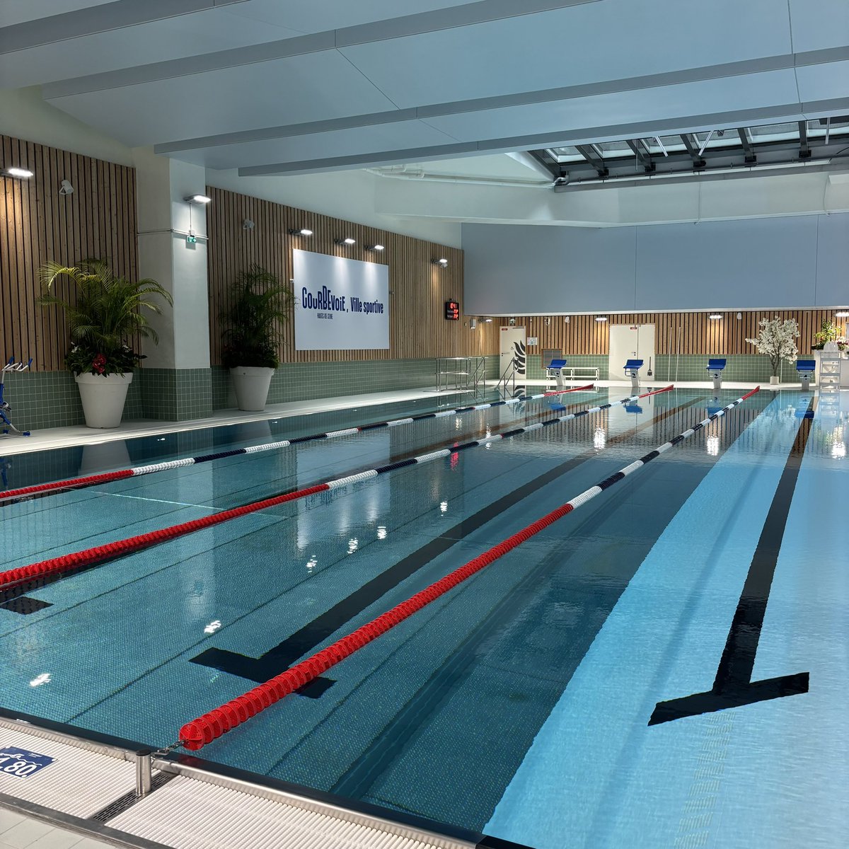 Majorite92's tweet photo. 🏊 Inauguration de la piscine Camille Lacourt à @VilleCourbevoie !

Un équipement moderne plébiscité par les habitants, concrétisé grâce au soutien de 5,4M€ du #Département des #HautsDeSeine et à l'engagement du Maire Jacques Kossowski et des élus courbevoisiens. https://t.co/s1pXYKz9Gb
