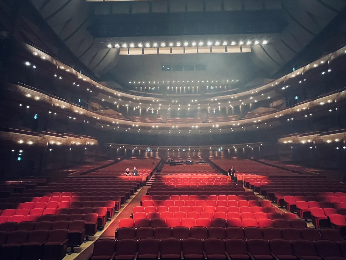 yudai_sato0219's tweet photo. 本日はゴスペラーズ坂ツアー2026 “UNIVER5OUL”@兵庫・神戸国際会館こくさいホールでした😆
まだまだ暑い神戸、ライブでさらに灼熱な熱気に包まれて汗だくでした🔥💦沢山の歓声に囲まれて汗だくで演奏するの最高です🤣
本日も最高の時間をありがとうございましたー‼️
明日は京都！ https://t.co/4JQZWGNuFw