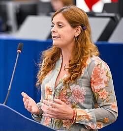 ninabecks1's tweet photo. 🤬🤬🤬
Luisa Murdaca

ILARIA SALIS CHAPEAU

Insegnante di lettere, scrittrice e attivista antifascista originaria di Monza.
42 anni 
Eurodeputata al Parlamento Europeo, eletta a giugno 2024 con l'Alleanza Verdi e Sinistra (AVS) e successivamente tesserata con Sinistra Italiana.

Stipendio personale: 10.075 euro lordi al mese (pari a circa 7.850 euro netti), a cui si aggiungono le diarie di soggiorno e i rimborsi spese.

Il 12/09/2026 è scattato il pignoramento coattivo del suo conto corrente privato per un valore complessivo di circa 300.900 euro.

Il motivo: Nel febbraio 2025, Salis ha interrotto anticipatamente e senza preavviso il contratto di due suoi assistenti parlamentari (Valentina Dadda e François Gelmetti), accusandoli di cattiva gestione delle email di lavoro.
Il Tribunale del Lavoro di Milano ha decretato che il licenziamento era privo di giusta causa. Ha condannato Salis a risarcire ai due ex dipendenti i mancati guadagni futuri (gli stipendi che avrebbero percepito fino alla fine della legislatura nel 2029) e a pagare le spese legali.

I legali di Salis hanno fatto ricorso e chiesto di sospendere il pagamento, ma il giudice ha respinto la richiesta di sospensione. 
Di conseguenza, gli avvocati delle controparti hanno legalmente bloccato i fondi sul conto corrente personale della deputata per prelevare la somma dovuta.

Come funziona il budget dei dipendenti.
Ogni eurodeputato ha a disposizione un budget per lo staff di circa 29.000 euro al mese. Questa somma resta nelle casse del Parlamento Europeo; la Salis non può prelevarla, non le viene versata e non è sul suo conto pignorato.
Gli assistenti vengono pagati direttamente dall'amministrazione del Parlamento Europeo.
Il budget di 29.000 euro al mese è fisso e non aumenta mai. 
Tutte le spese obbligatorie per legge, inclusi i contributi e il TFR,devono essere calcolate dall'intermediario e fatte rientrare mensilmente dentro quel tetto massimo. 

Perché la Salis deve pagare di tasca sua? 
Poiché il licenziamento è stato una scelta personale e illegittima della Salis, il danno economico causato ai due ex assistenti non può essere coperto con i fondi europei. Il Tribunale ha stabilito che deve risarcirli usando il suo patrimonio privato.

Altre denunce e procedimenti
L'Aler (l'ente delle case popolari di Milano) contesta a Ilaria Salis un debito di circa 90.000 euro.
L'ente accusa la deputata di aver occupato abusivamente un alloggio pubblico a Milano in passato. 
La Regione Lombardia si è attivata politicamente chiedendo il recupero forzoso di questa somma. 
La difesa della Salis contesta il calcolo del debito.

Il processo penale in Ungheria arrestata a Budapest nel febbraio 2023 con l'accusa di lesioni aggravate, per aver partecipato a scontri e aggressioni contro militanti neonazisti durante il "Giorno dell'Onore". 
Ha trascorso 15 mesi in carcere.
Il processo è stato definitivamente archiviato e annullato nell'aprile 2026. Il Parlamento Europeo ha infatti confermato la sua immunità parlamentare, respingendo la richiesta dei magistrati ungheresi di revocarle lo scudo protettivo.
Nel 2029, quando scadrà il suo mandato da eurodeputata e decadrà l'immunità, le autorità ungheresi avranno il diritto legale di riaprire il caso facendolo ripartire da zero. La difesa della Salis punterà a chiedere che l'eventuale nuovo processo venga celebrato in Italia. 

Il Casellario Giudiziale
Prima della sua elezione a eurodeputata, nel casellario giudiziale di Ilaria Salis risultavano già alcune condanne definitive (irrevocabili), tutte collegate al suo passato di attivista politica nei centri sociali:

Invasione di edifici: Condanne legate alle occupazioni studentesche e abitative a Milano.

Resistenza a pubblico ufficiale: Reato commesso durante scontri in piazza e manifestazioni.

Accensioni pericolose: Reato minore legato all'uso di fumogeni o materiale pirotecnico non autorizzato durante i cortei.

Mi raccomando votatela ancora alle prossime elezioni‼️