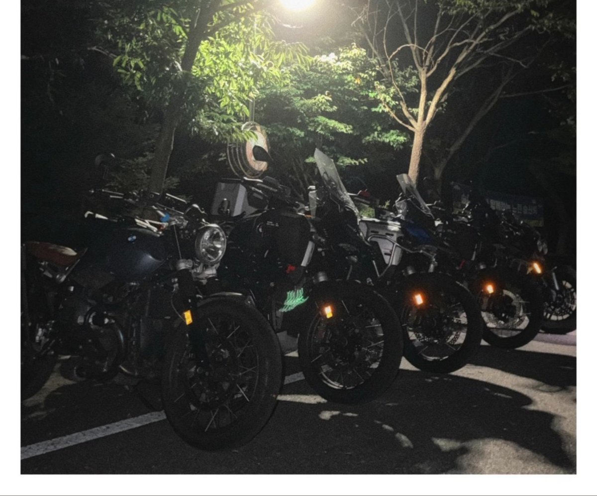 koovarbie's tweet photo. JUNGKOOK WENT ON A BIKING TRIP WITH HIS BIKE CREW OMG??? 😭

(via. @/mnijungkook ig) https://t.co/7BhQs5uup4