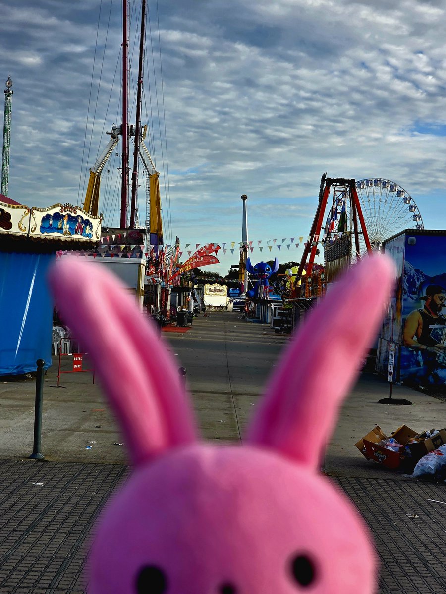 PenOugi's tweet photo. Sunday morning we set out early. Crowds today were less intense. We spotted a theme park that was closed for the weekend.

gf: "We should have went here at night." https://t.co/I9sPxxMEOp
