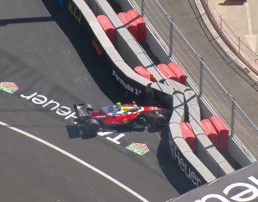 F1tutkumuz's tweet photo. 😱İNANILMAZ | LEWIS HAMILTON BARİYERLERDE! https://t.co/mnzyDaNbP3