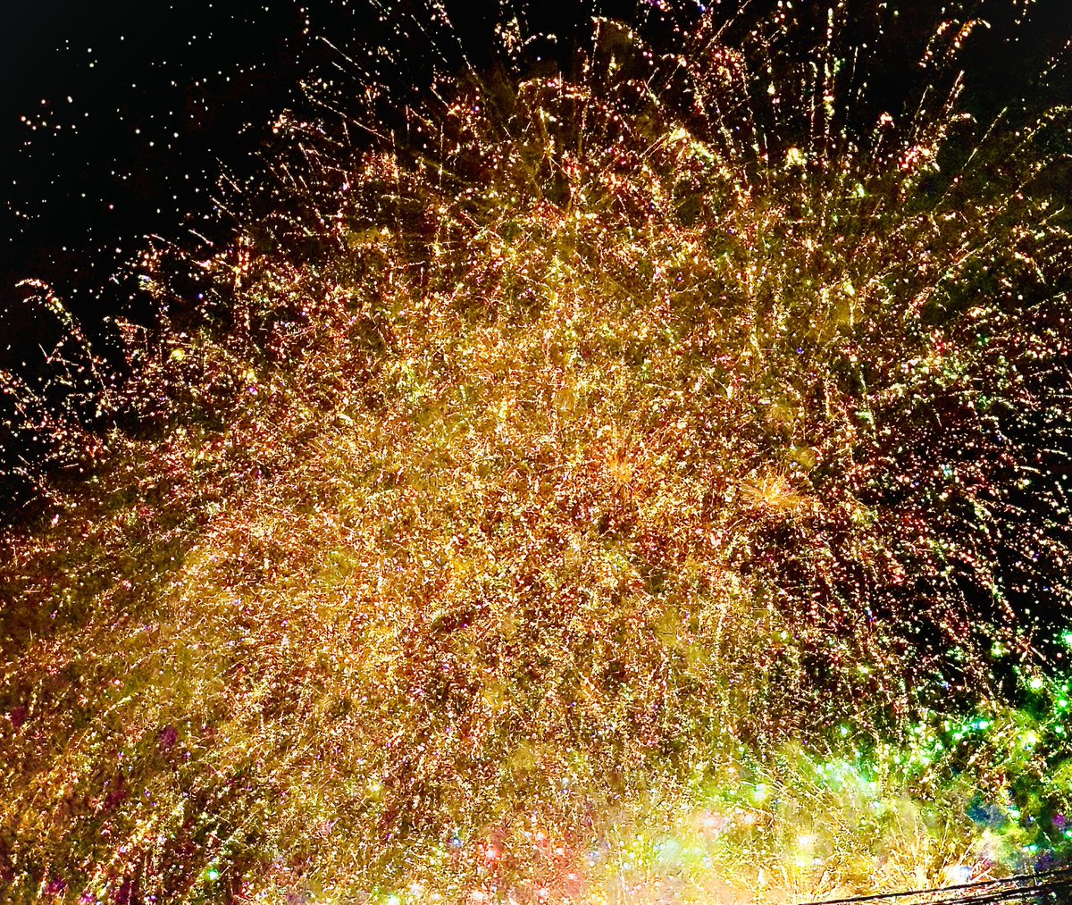 usa_Dra's tweet photo. 花火すごかったねえ https://t.co/ifuSLMl746