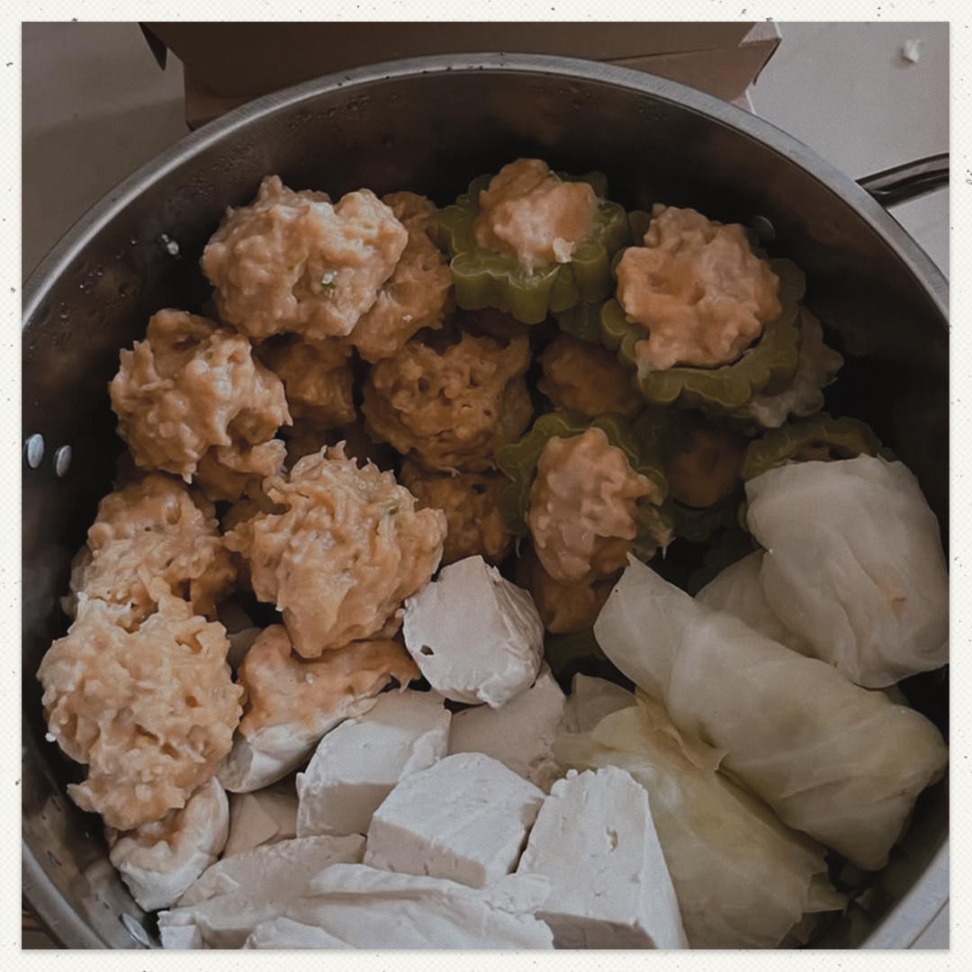 flamboeyant's tweet photo. Finally at Mahesa’s house for a pajama party with the Octave members. Katanya sih mau nonton layar tancap di perut sapi. Tidak lupa bawa makanan sesuai huruf nama depan. S untuk Siomay, S untuk Saltbread, dan S untuk Semangka yang aku potong hello kitty karena lucu aja. https://t.co/munKEg46ZQ