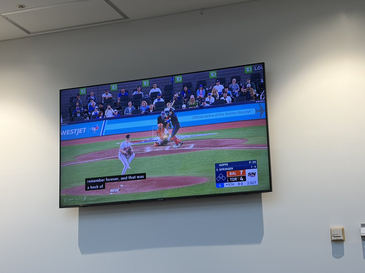 flyfromkl's tweet photo. MLBの録画中継眺めつつ30分並んでタコベル。日本のと違ってカッコつけてない、庶民派ファーストフード。 https://t.co/MYzKC2RS76