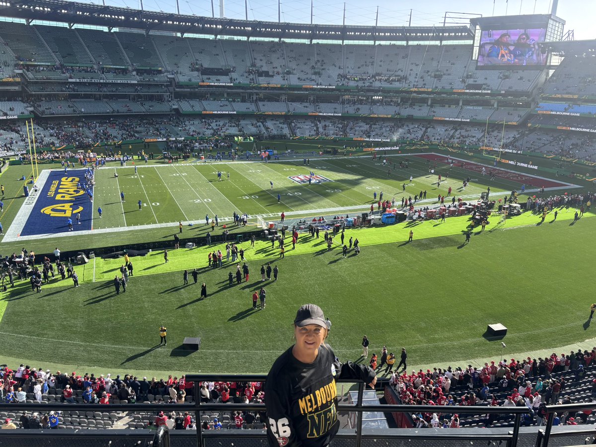 Nicolemount9's tweet photo. @bengraham7 @NFLAUNZ @NFL @MCG Best day ever. https://t.co/Fqw3aybgU2