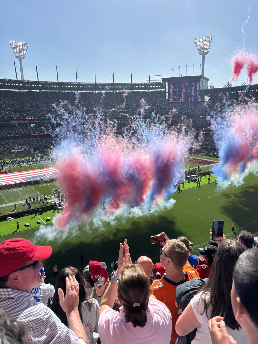 Nicolemount9's tweet photo. @bengraham7 @NFLAUNZ @NFL @MCG Best day ever. https://t.co/Fqw3aybgU2