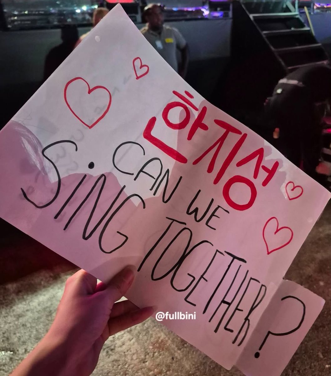 hjspopbase's tweet photo. #HAN Jisung made a Stays request come true at Rock in Rio after noticing their “Han, can we sing ‘Social Path’ together?” sign. When the song came on, he headed over to the barricade and passed them the mic to sing together. https://t.co/Qc2XGs6lE6