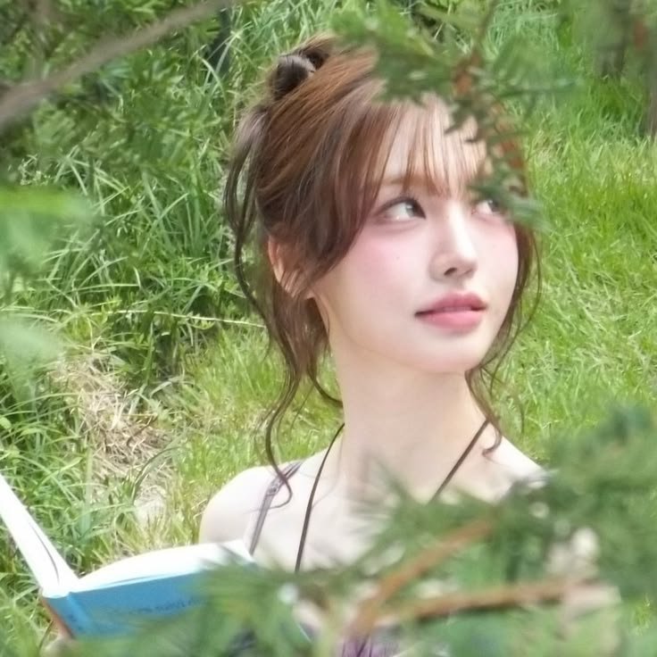24hliz's tweet photo. #24hliz she looks like she can read me like a book. I wish she did so just so she can look at me and I can feel her soft but attentive glaze on me at least once. https://t.co/eMXbCazYo7