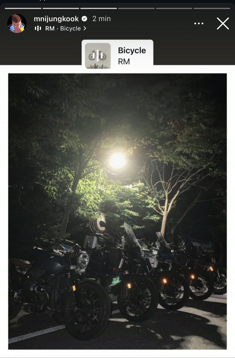 writingbyrkive's tweet photo. A sequência de fotos LINDAS que o Jungkook postou, uma com cada música do Namjoon. 
Ele ama o Namjoon muito mais que berrando. https://t.co/Yx6djlnKhm