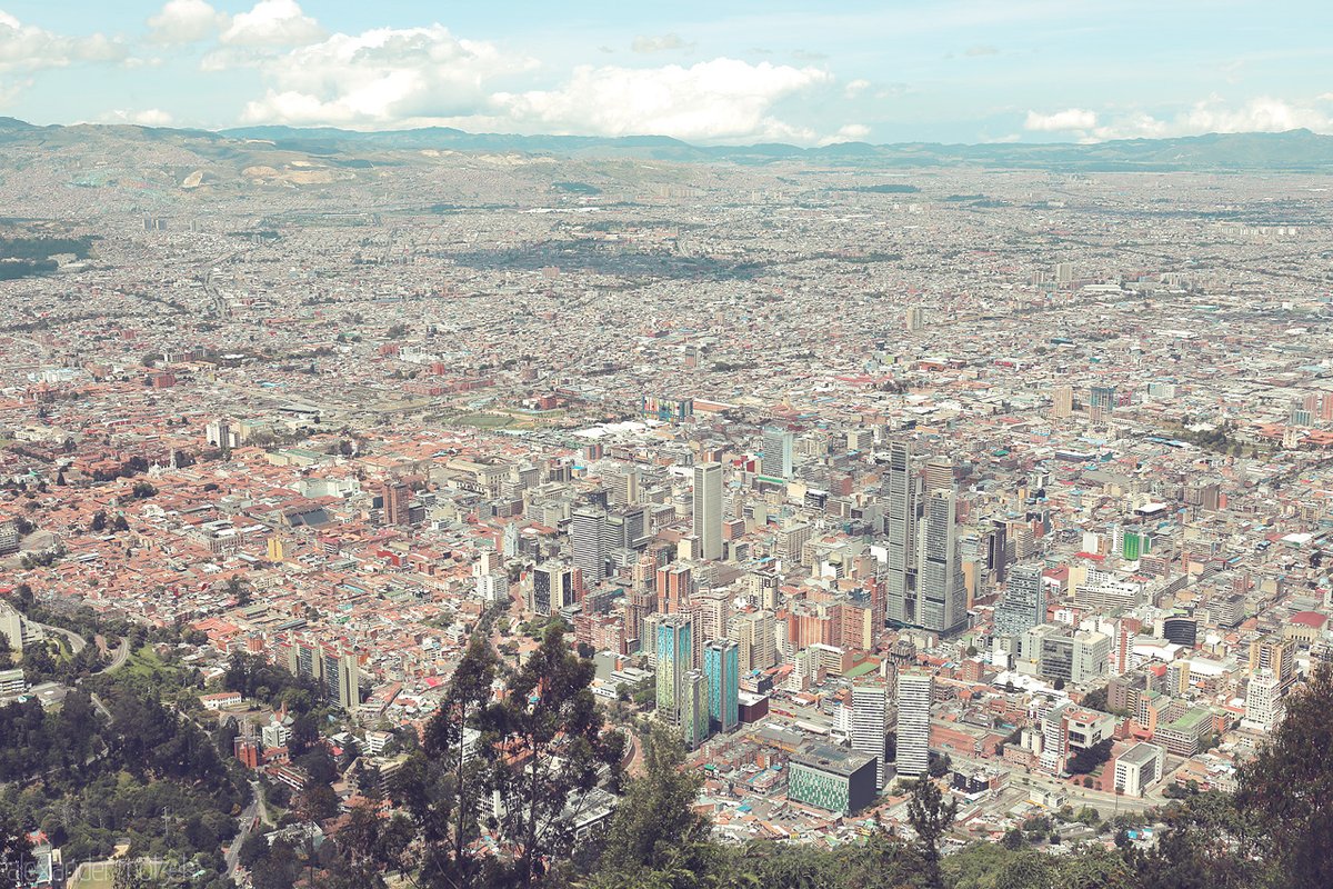 BurakAlp59's tweet photo. view of Santa Fé in Bogotá, Colombia, with its endless cityscape nestled among majestic mountains. https://t.co/rZOqLwolO0