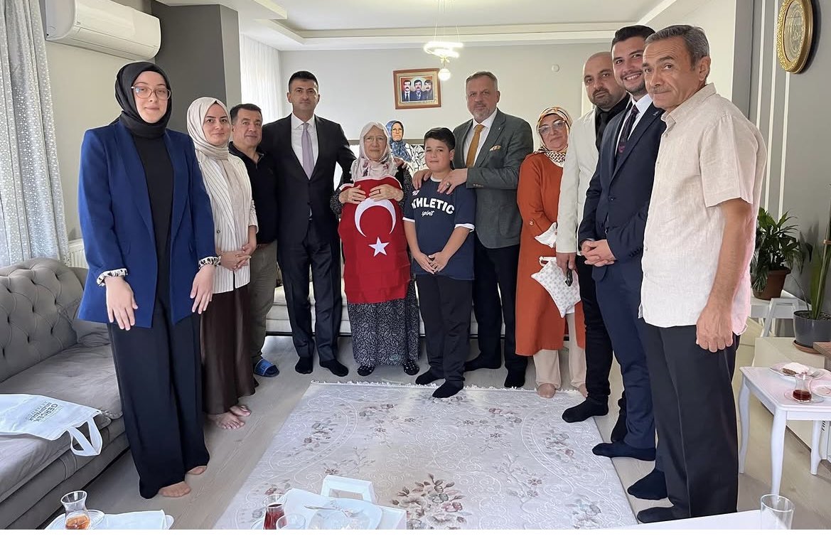 akkadinizmit41's tweet photo. İzmir Milletvekilimiz Sayın @celebimehmeta ile birlikte şehit yakınlarımızı, gazilerimizi ve kıymetli ailelerini ziyaret ettik.

Cumhurbaşkanımız Sayın @RTErdogan’ın selamlarını ilettiğimiz ziyaretlerimizde, şehitlerimizin ve gazilerimizin talep ve görüşlerini dinledik. 

Şehit yakınları ve gazilerimiz her zaman başımızın tacıdır.

@tugbaisikercan 
@yyaseminozdemir
