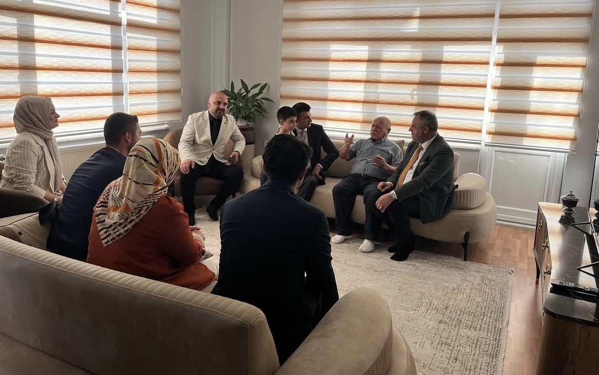 akkadinizmit41's tweet photo. İzmir Milletvekilimiz Sayın @celebimehmeta ile birlikte şehit yakınlarımızı, gazilerimizi ve kıymetli ailelerini ziyaret ettik.

Cumhurbaşkanımız Sayın @RTErdogan’ın selamlarını ilettiğimiz ziyaretlerimizde, şehitlerimizin ve gazilerimizin talep ve görüşlerini dinledik. 

Şehit yakınları ve gazilerimiz her zaman başımızın tacıdır.

@tugbaisikercan 
@yyaseminozdemir