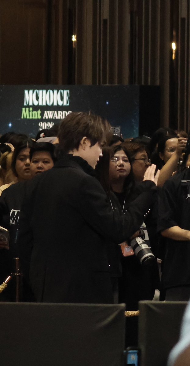 ponady's tweet photo. ข้างหลังยังหล่อ🥹❤️🌻

THI-O THE RUNWAY DEBUT
#MintAwards2026xTHIO 

#MchoiceMintAwards2026
#MchoiceMintatICONSIAM
#MchoiceTH
#MintAwards2026
#MintMagTH https://t.co/qQ6UOLysIP