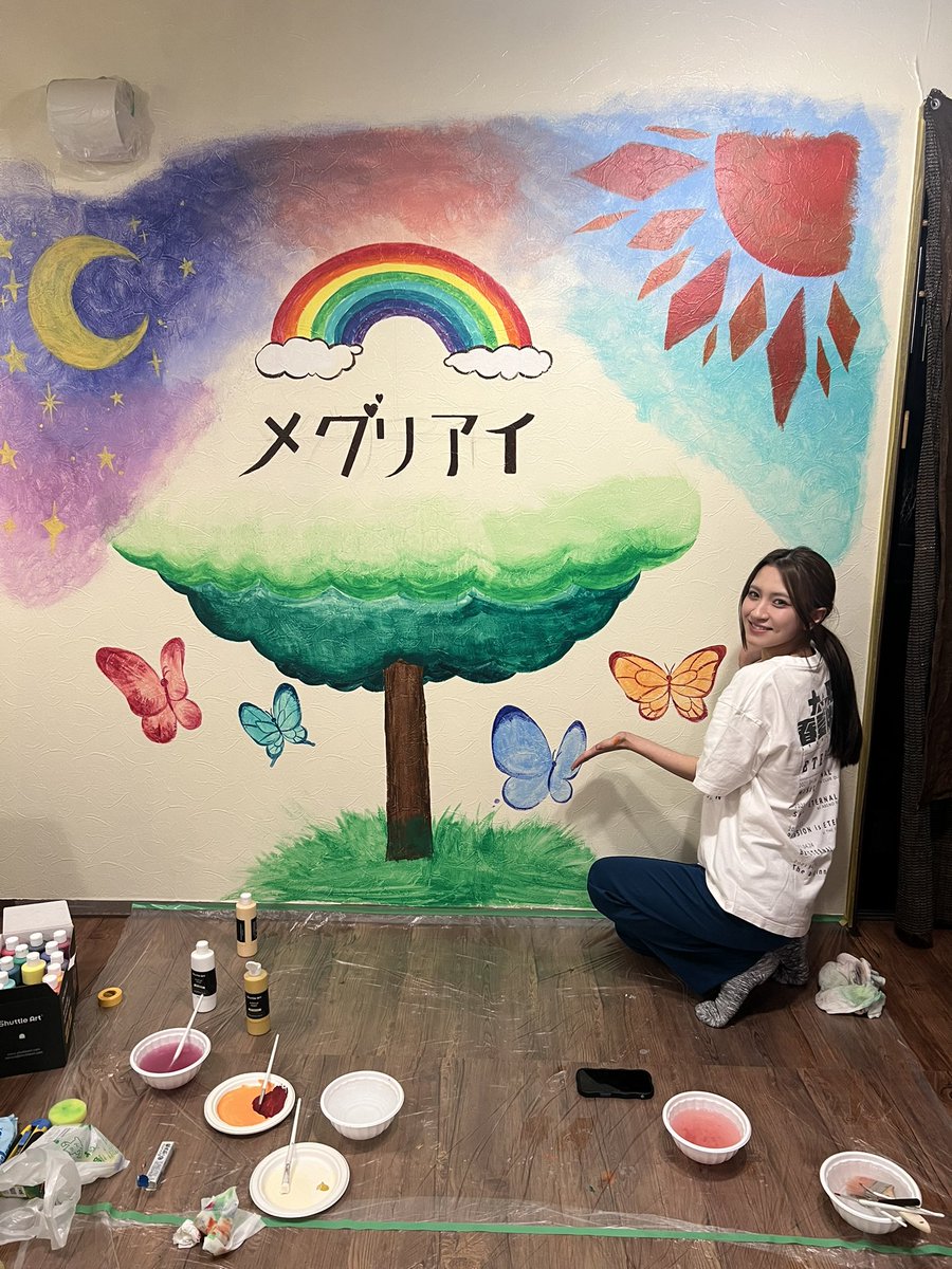 syukasyun's tweet photo. 【お知らせ】

このたび、素敵なご縁をいただき、お店の壁面アートを、新章 大阪☆春夏秋冬の実(minori=HIME)が制作させていただきました。

実(minori=HIME)は、『虹、太陽、月、木、蝶などを描き、「来店される皆さんに笑顔になってもらえる空間」をイメージしながら、心を込めてペイントさせて頂きました。普段のステージとはまた違う“絵”という形での表現。
素敵な機会をいただき、本当にありがとうございました！』

新章大阪☆春夏秋冬はこれからも、歌やダンスだけにとどまらず、さまざまな形での表現にチャレンジし、皆さんに笑顔を届けていきます。✨

#しゅかしゅん
#大阪春夏秋冬 
#壁面アート
#店舗アート
#ペイントアート