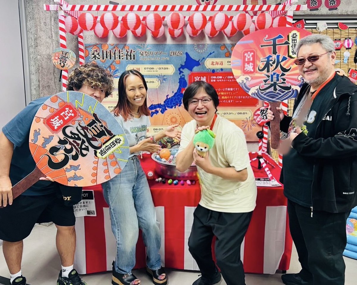 Soga_Junichi's tweet photo. 本日は桑田佳祐さん夏祭りツアー2026、宮城セキスイハイムスーパーアリーナ公演。
ツアー夏編の千秋楽！
このステージで演奏できる幸せを噛み締めて、熱狂のお客様の歓声とともに演奏いたしました！
トランペット西村さんと、コーラスTigerさんとODYさんと！

#桑田佳祐　#夏祭りツアー2026 https://t.co/zp7aeRVVLE